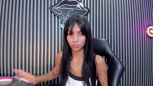 Snapshot of LauraAristizabal chatting on 3, 2, 2025 LauraAristizabal online show from 3, 2, 2025