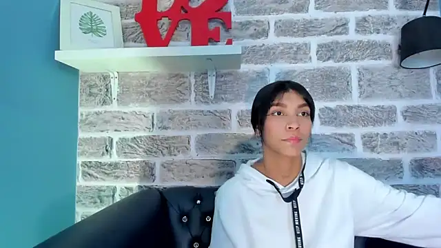 Snapshot of LauraAristizabal chatting on 3, 3, 2025 LauraAristizabal online show from 3, 3, 2025