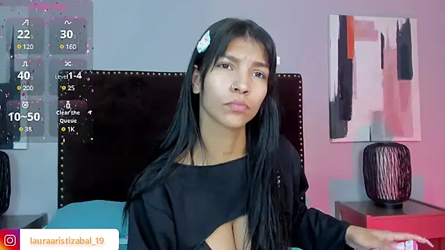 Snapshot of LauraAristizabal chatting on 4, 3, 2025 LauraAristizabal online show from 4, 3, 2025