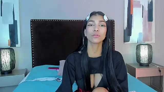 Snapshot of LauraAristizabal chatting on 4, 3, 2025 LauraAristizabal online show from 4, 3, 2025