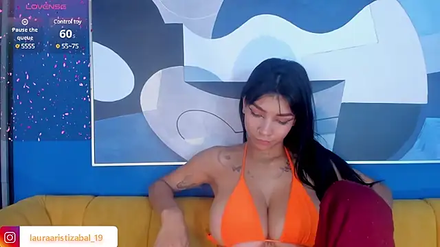 Snapshot of LauraAristizabal chatting on 6, 3, 2025 LauraAristizabal online show from 6, 3, 2025