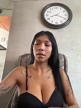 Snapshot of LauraAristizabal chatting on 7, 3, 2025 LauraAristizabal online show from 7, 3, 2025
