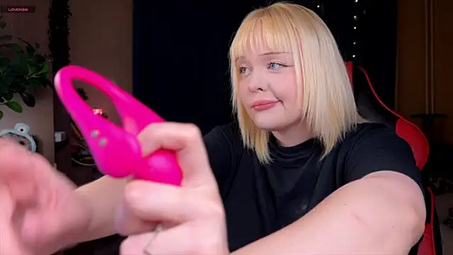 Snapshot of LisaLaas chatting on 12, 10, 2025 LisaLaas online show from 12, 10, 2025