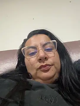 Abril Luv online show from 28, 11, 2025