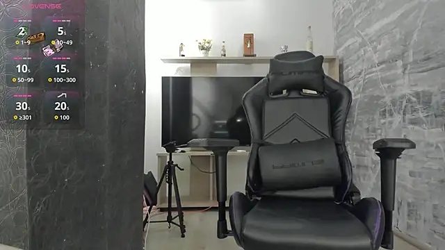 Snapshot of LunaBaker-1 chatting on 9, 10, 2025 LunaBaker-1 online show from 9, 10, 2025