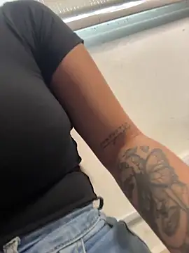 Snapshot of LunaBaker-1 chatting on 17, 11, 2025 LunaBaker-1 online show from 17, 11, 2025