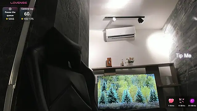 Snapshot of LunaBaker-1 chatting on 2, 12, 2025 LunaBaker-1 online show from 2, 12, 2025