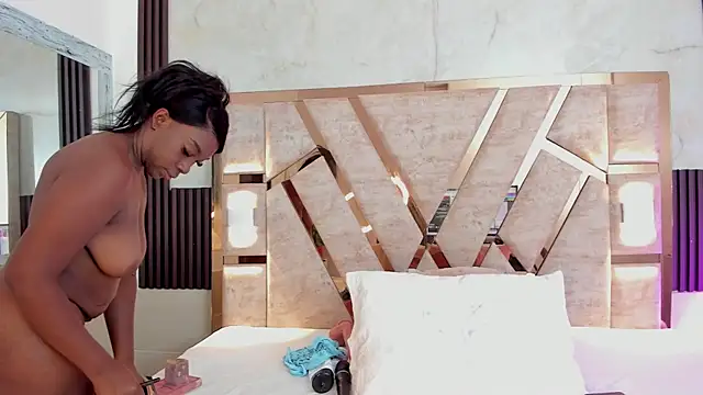 Athenea Mills online show from 24, 10, 2025