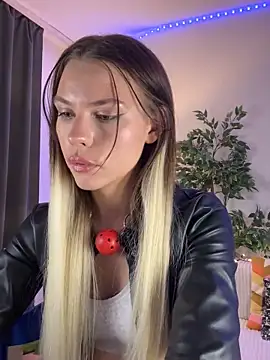 Snapshot of KittyKatyDream chatting on 5, 2, 2025 KittyKatyDream online show from 5, 2, 2025