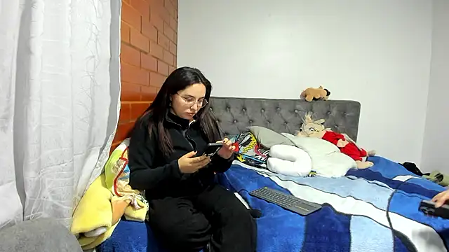  girls on fire  online show from 18, 12, 2025