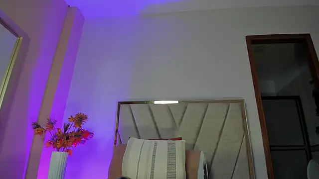 Snapshot of NoraDasilva chatting on 22, 10, 2025 NoraDasilva online show from 22, 10, 2025