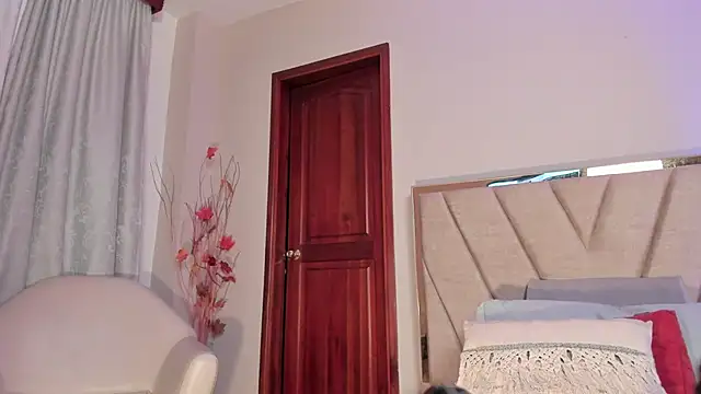 Snapshot of NoraDasilva chatting on 28, 10, 2025 NoraDasilva online show from 28, 10, 2025