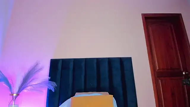 Snapshot of NoraDasilva chatting on 31, 10, 2025 NoraDasilva online show from 31, 10, 2025