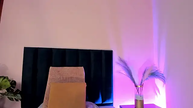 Snapshot of NoraDasilva chatting on 14, 11, 2025 NoraDasilva online show from 14, 11, 2025