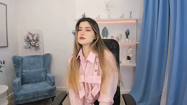 Snapshot of AnneTLi chatting on 15, 10, 2025 AnneTLi online show from 15, 10, 2025