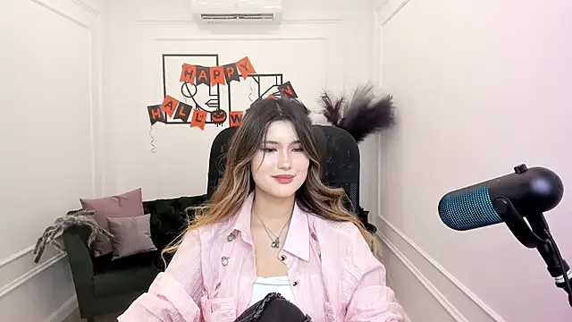 Snapshot of AnneTLi chatting on 19, 10, 2025 AnneTLi online show from 19, 10, 2025