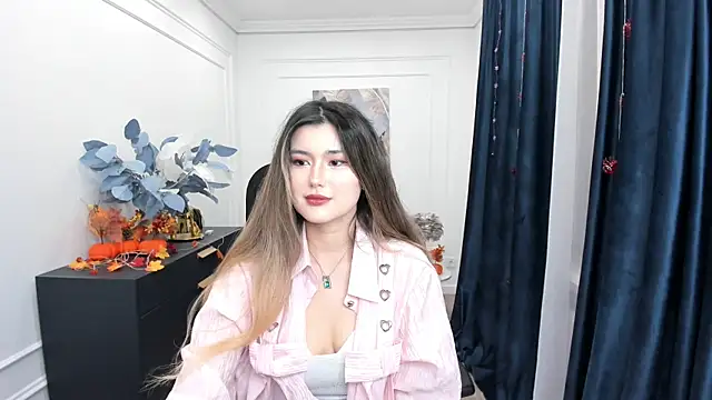 Snapshot of AnneTLi chatting on 28, 10, 2025 AnneTLi online show from 28, 10, 2025