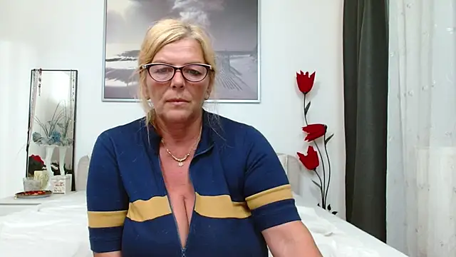 Snapshot of YulliaMilf chatting on 17, 9, 2025 YulliaMilf online show from 17, 9, 2025