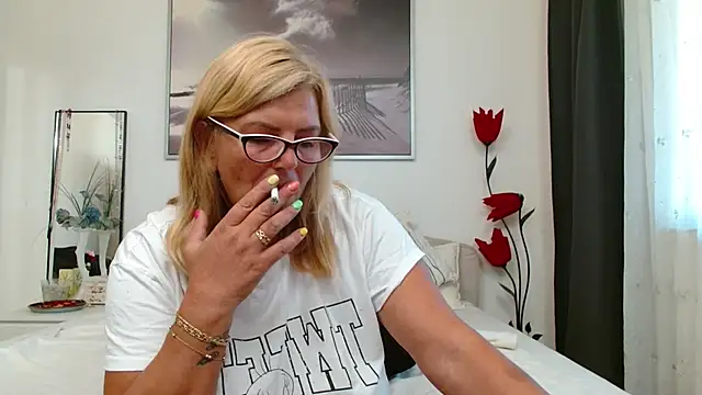 Snapshot of YulliaMilf chatting on 19, 9, 2025 YulliaMilf online show from 19, 9, 2025