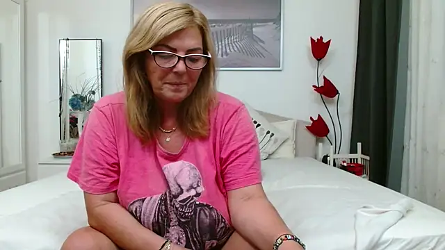 Snapshot of YulliaMilf chatting on 23, 10, 2025 YulliaMilf online show from 23, 10, 2025