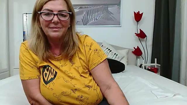 Snapshot of YulliaMilf chatting on 25, 10, 2025 YulliaMilf online show from 25, 10, 2025