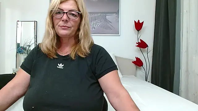 Snapshot of YulliaMilf chatting on 7, 11, 2025 YulliaMilf online show from 7, 11, 2025