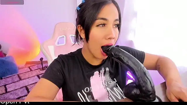 KAROLIVONNE online show from 4, 12, 2024