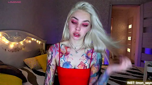 Snapshot of LillyMoure_ chatting on 16, 6, 2026 LillyMoure online show from 16, 6, 2026