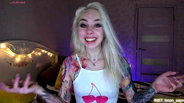 Snapshot of LillyMoure_ chatting on 20, 6, 2026 LillyMoure online show from 20, 6, 2026