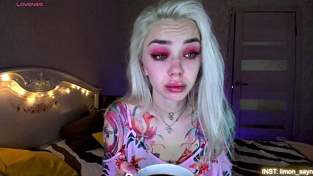 Snapshot of LillyMoure_ chatting on 22, 6, 2026 LillyMoure online show from 22, 6, 2026