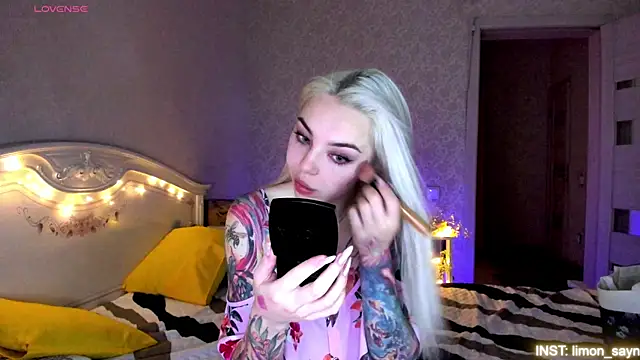 Snapshot of LillyMoure_ chatting on 7, 7, 2026 LillyMoure online show from 7, 7, 2026