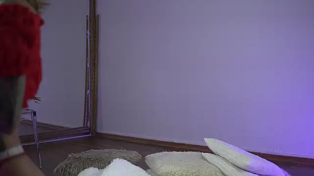 Snapshot of TiffanyMaze chatting on 8, 10, 2025 TiffanyMaze online show from 8, 10, 2025