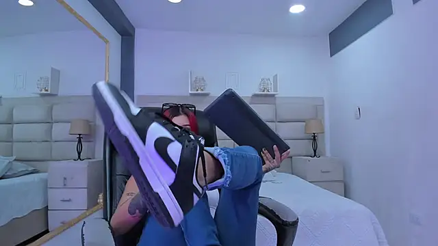 CinthiaCollins online show from 18, 11, 2025