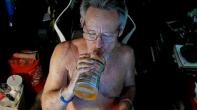 Snapshot of Daddysthick chatting on 10, 11, 2025 Daddysthick online show from 10, 11, 2025