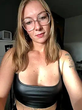 BunnyDiamond1 online show from 24, 10, 2025