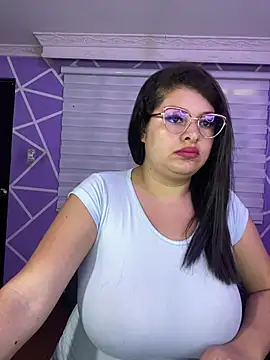 Snapshot of MiiaaJoness chatting on 8, 5, 2026 MiiaaJoness online show from 8, 5, 2026
