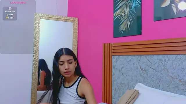 littlee emilyy  online show from 15, 4, 2026