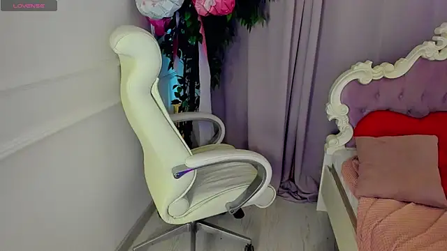 Snapshot of Lily_Marlin chatting on 7, 6, 2026 Lily Marlin online show from 7, 6, 2026