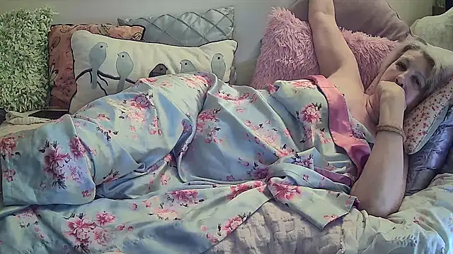 Snapshot of MaggieMoonxxx chatting on 29, 12, 2024 MaggieMoonxxx online show from 29, 12, 2024