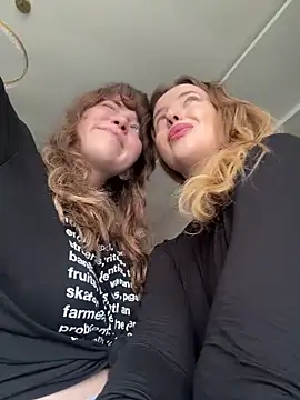 Snapshot of Nura_n_Sarah chatting on 15, 4, 2026 Nura n Sarah online show from 15, 4, 2026