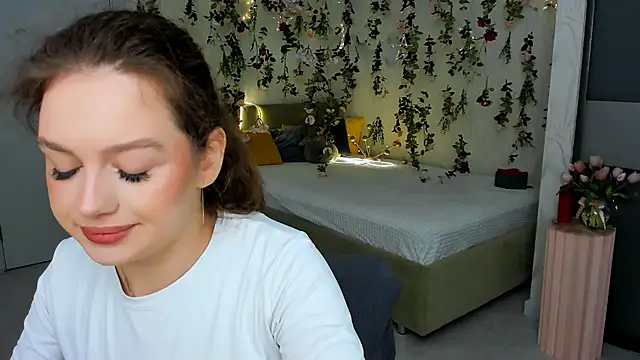 MiracleCurly online show from 8, 4, 2026