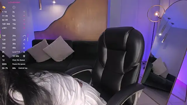 LizzHamilton   online show from 12, 1, 2026