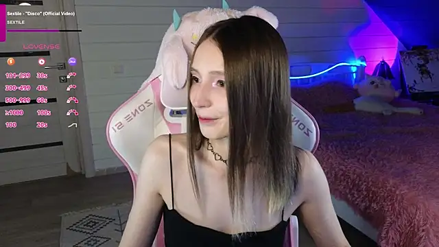 Snapshot of Evie_Ro chatting on 9, 6, 2026 Evie Ro online show from 9, 6, 2026